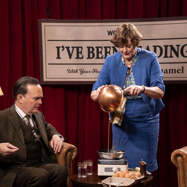 Julia Child cocinando una tortilla francesa en un programa literario.