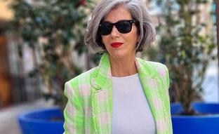 Flechazo con esta colorida blazer de Mango que rejuvenece a los 50 y que está arrasando en Instagram