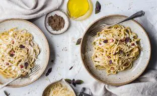 La receta que buscas para celebrar el Día de la Carbonara como manda la gastronomía italiana es esta