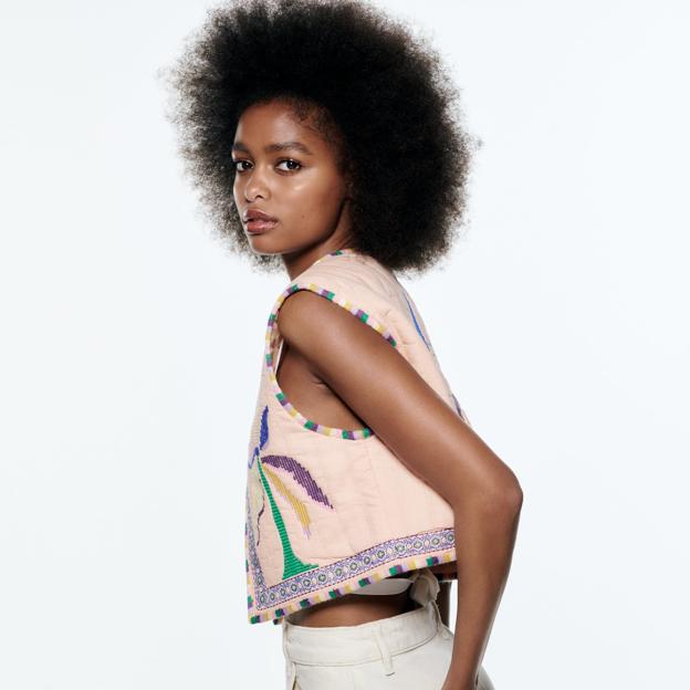 Adelántate al buen con tiempo con el chaleco colorido de Zara que mejor queda con vaqueros blancos