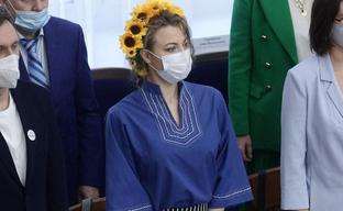 Qué significa la corona de girasoles de Helga Piogova, la política rusa más valiente que protesta contra la invasión de Ucrania desde Siberia