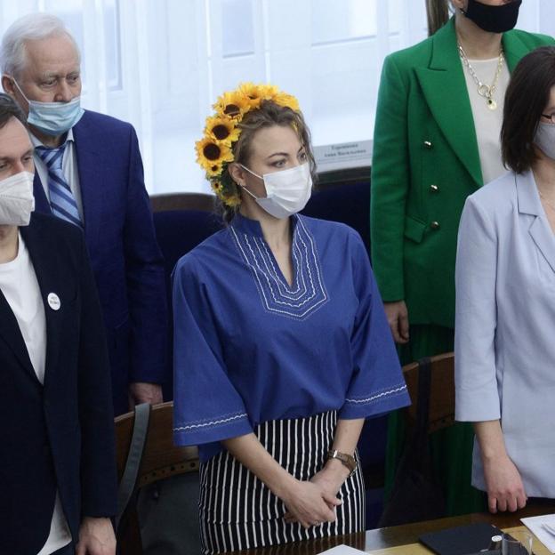 Qué significa la corona de girasoles de Helga Piogova, la política rusa más valiente que protesta contra la invasión de Ucrania desde Siberia