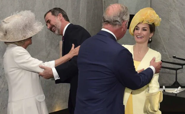 Dobles saludos entre los reyes de España y el príncipe de Gales y la duquesa de Cornualles, durante la visita oficial de Felipe VI y Letizia, en 2017. 
