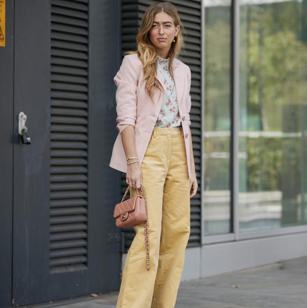 El pantalón vaquero que más estiliza es este maxi wide leg de Bershka que puedes comprar en cuatro colores muy favorecedores