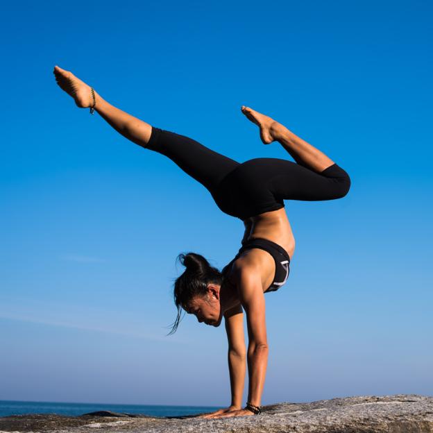 Equilibrio, fuerza y flexibilidad: los beneficios de hacer el pino unos minutos al día