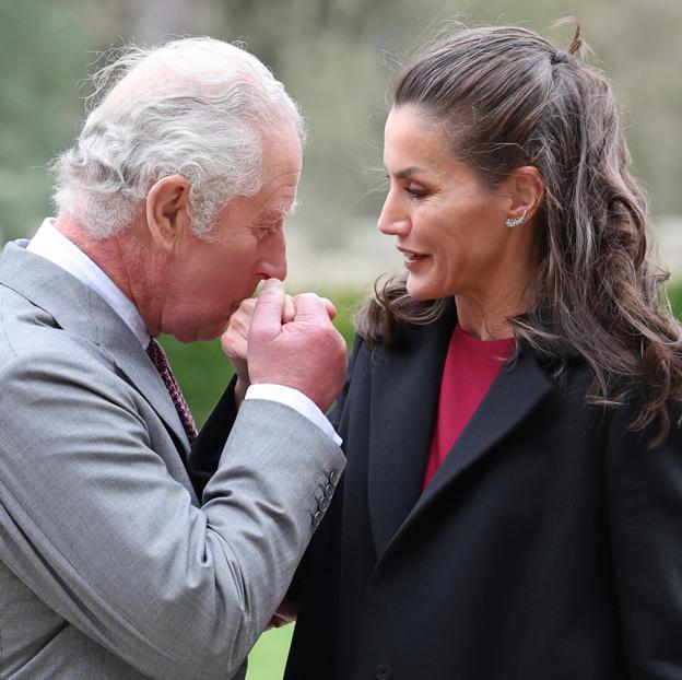 La reina Letizia estrena un espectacular vestido rojo en su encuentro con Carlos de Gales que sienta de maravilla y que puedes copiar en las rebajas de Mango