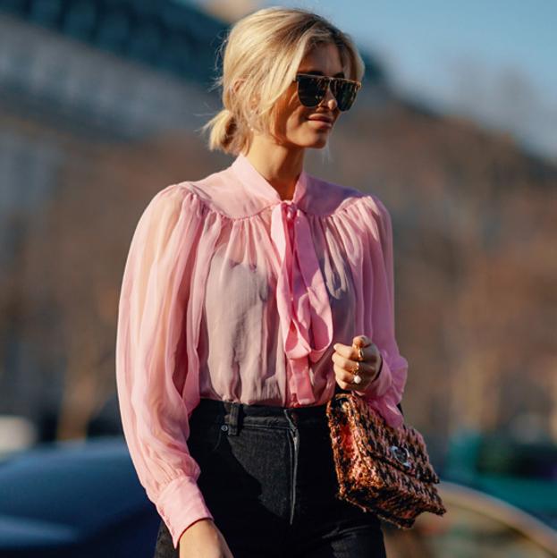 Con volantes, de algodón y por 10 euros: la camisa de Sfera que no te vas a cansar de ponerte