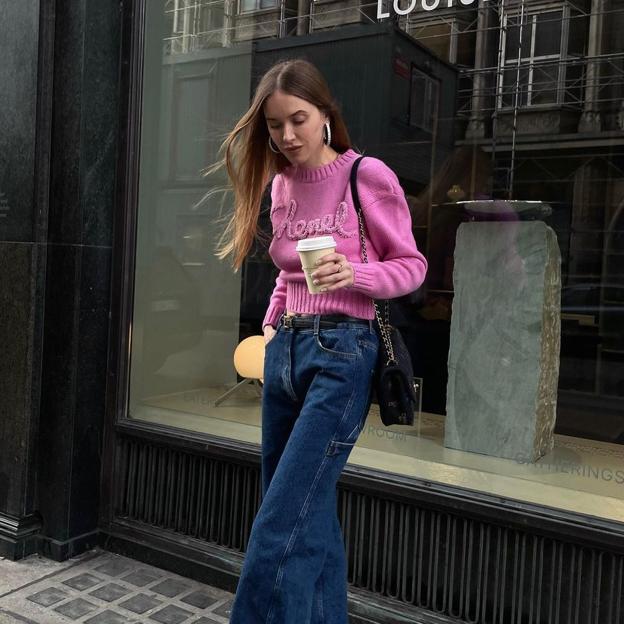 Tenemos la copia low cost de este look con jersey fucsia y vaqueros que todo el mundo quiere llevar en Instagram