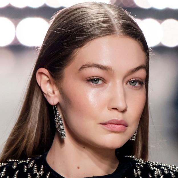 Por qué todas las famosas están obsesionadas con sumergir la cara en hielo: esto es lo que opinan los expertos sobre esta nueva moda