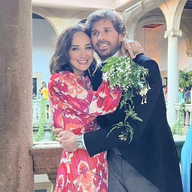 Así es el espectacular (y asequible) vestido de invitada que Tamara Falcó llevó en la boda de Isabelle Junot y Álvaro Falcó (y que ya se está agotando)