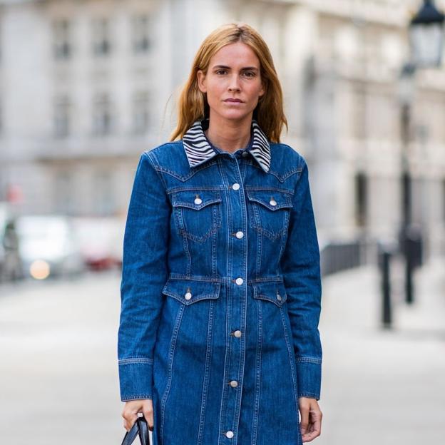 El mono denim causa sensación entre las famosas y hemos encontrado dos opciones low cost para imitar este look de estilo retro tan cómodo y favorecedor