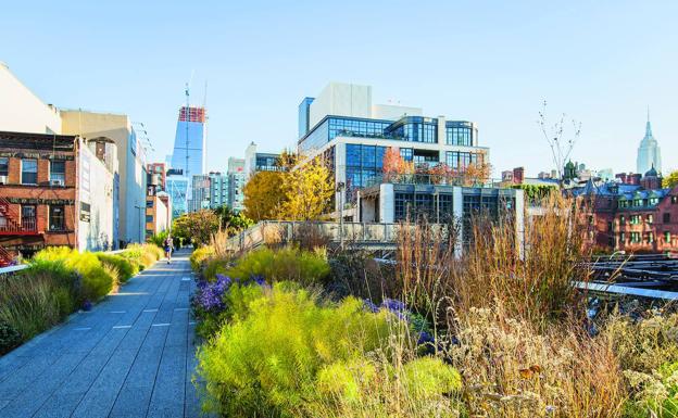 High Line, en Manhattan, Nueva York (EE.UU.). Jardines y viviendas suprimen los límites, conviviendo en un espacio armónico.