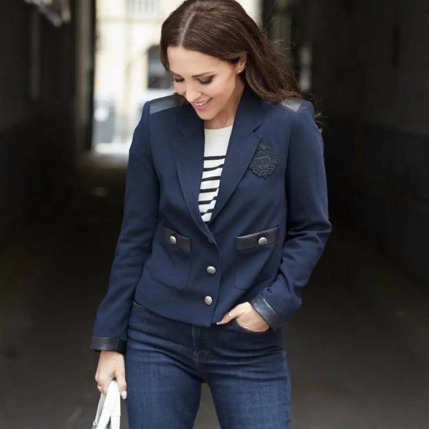 Vaqueros, camiseta y americana: sabemos dónde encontrar el impecable look marinero de Paula Echevarria que está arrasando en Instagram