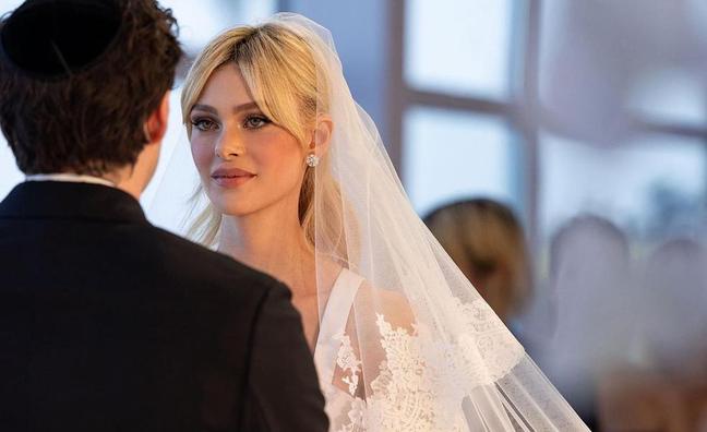 Así es el espectacular vestido de novia que ha lucido Nicola Peltz en su boda con Brooklyn Beckham: cola XL e inspirado en el Hollywood de los 60