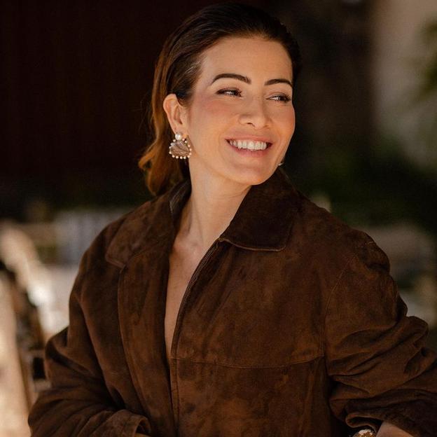 Flechazo con la rejuvenecedora falda midi de Sfera de Virginia Troconis: de flores, cómoda, muy ponible y perfecta para primavera