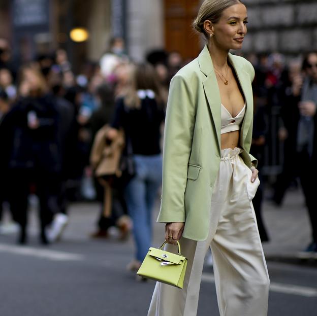 El pantalón más cómodo y que mejor sienta es este de estilo rústico de Pull & Bear que puedes comprar en tres colores