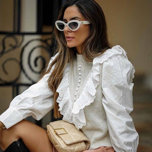 Esta es la blusa romántica de volantes que enamora a las influencers y será el comodín perfecto que solucione tus looks esta temporada