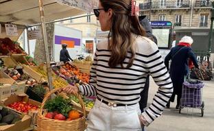 El básico más elegante y favorito de las francesas para vestir a diario es una camisa con estampado de rayas que combine con todo