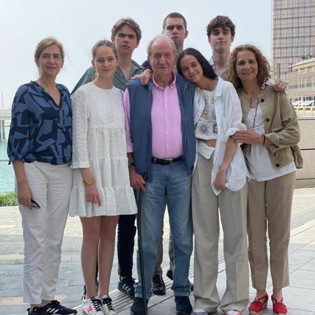 De los pantalones de Zara de Victoria Federica a las zapatillas de 400 euros de Irene: analizamos los looks y detalles de la foto del rey Juan Carlos en Abu Dabi