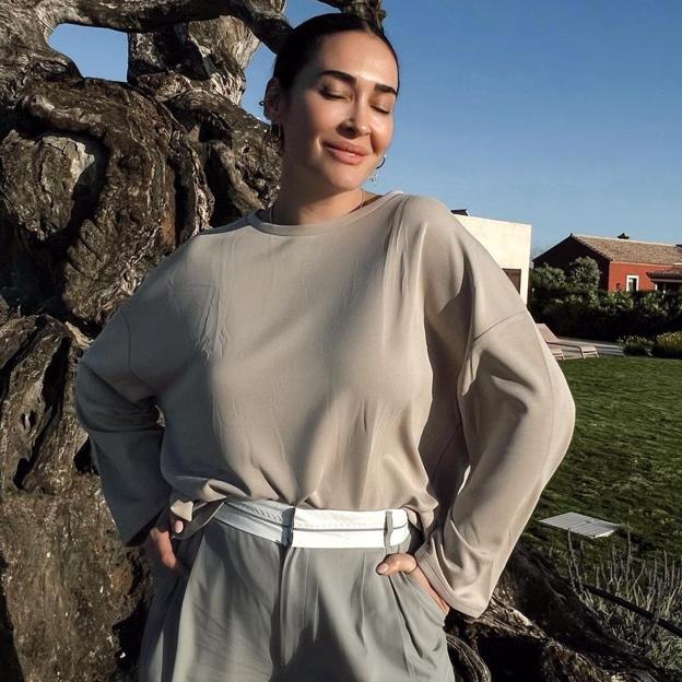 Vicky Martín Berrocal dice que estos originales pantalones de Zara son los más cómodos y ponibles de la primavera porque pegan con todo