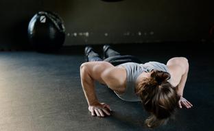 Desde la respiración a la palmada final: cinco tips para mejorar tu técnica de burpees, definir y estilizar tu cuerpo