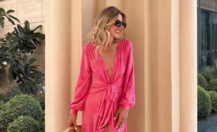 Hemos encontrado el vestido rosa low cost más favorecedor y espectacular de la temporada perfecto para un look de invitada o para cualquier ocasión