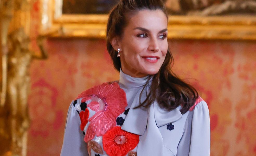 La reina Letizia rescata uno de sus vestidos más espectaculares: así ha vuelto a triunfar con un look de invitada perfecto