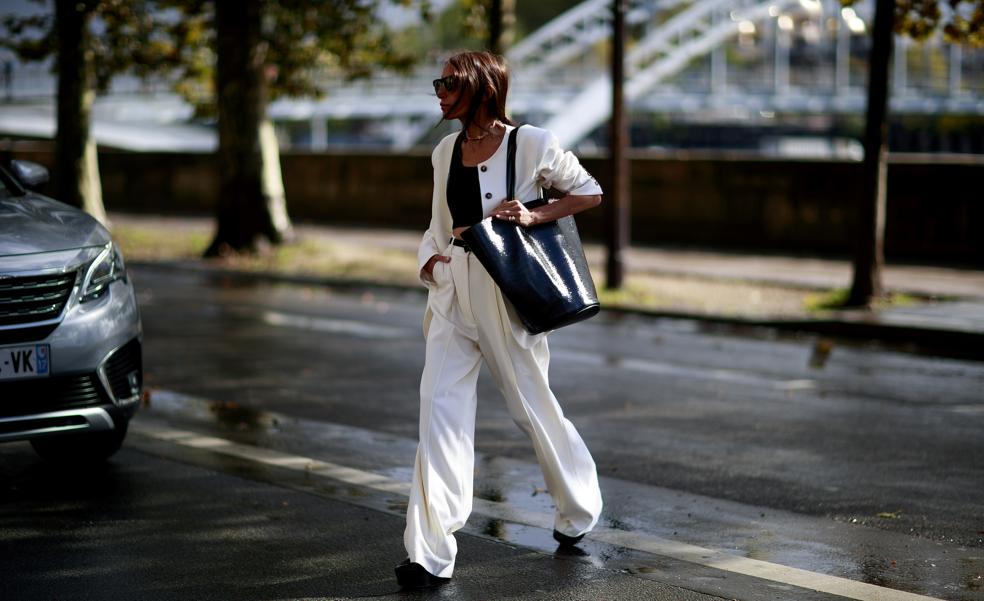 Tenemos los pantalones blancos que necesitas para un look de oficina cómodo y a la última que va a ser la envidia de tus compañeras