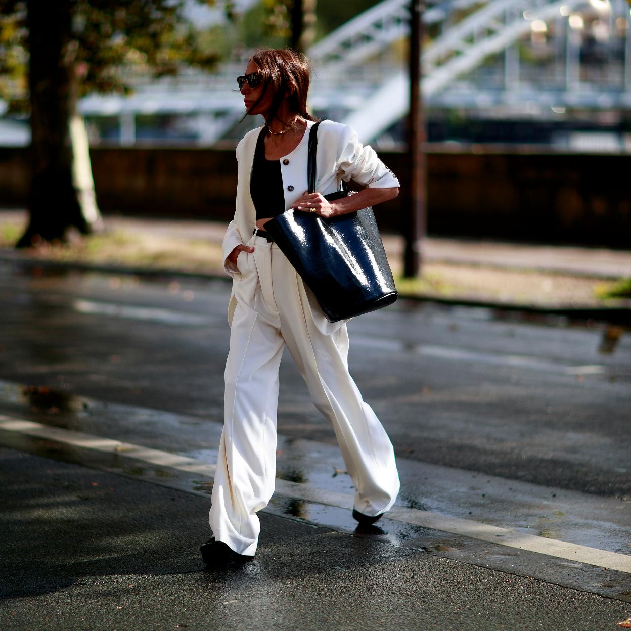 Apuesta por unos pantalones blancos para un look de oficina cómodo e impecable./IMAXTREE