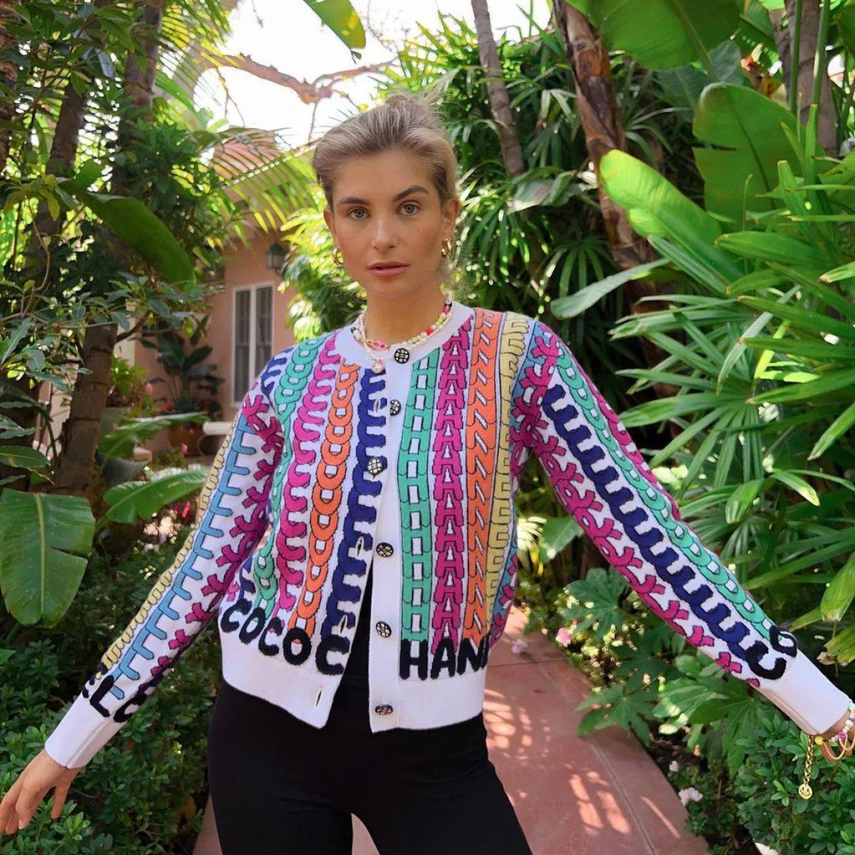 bonitas chaquetas de punto multicolor son la tendencia que rejuvenece el look al instante, mejora básicos y triunfa en el street style | Mujer Hoy