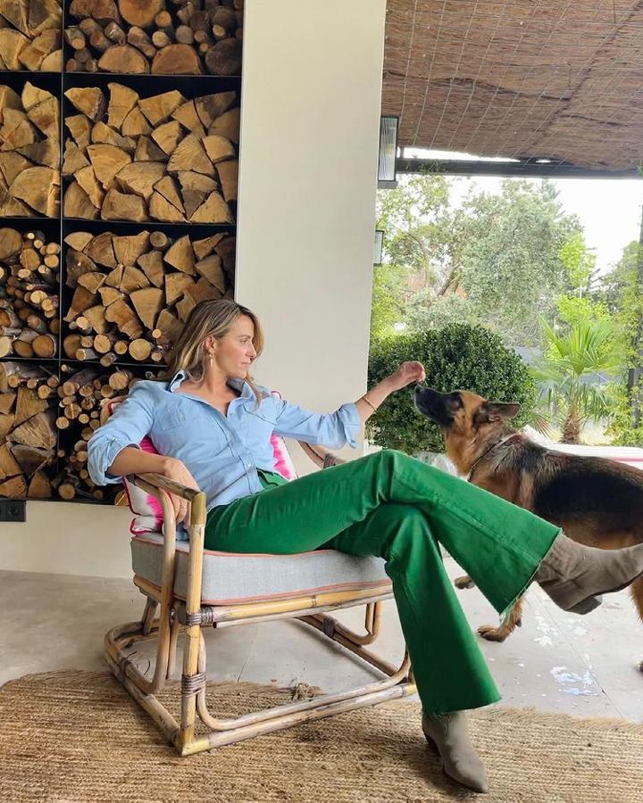 7 pantalones verdes muy baratos para copiar el look más estiloso, favorecedor y tendencia de Laura Vecino