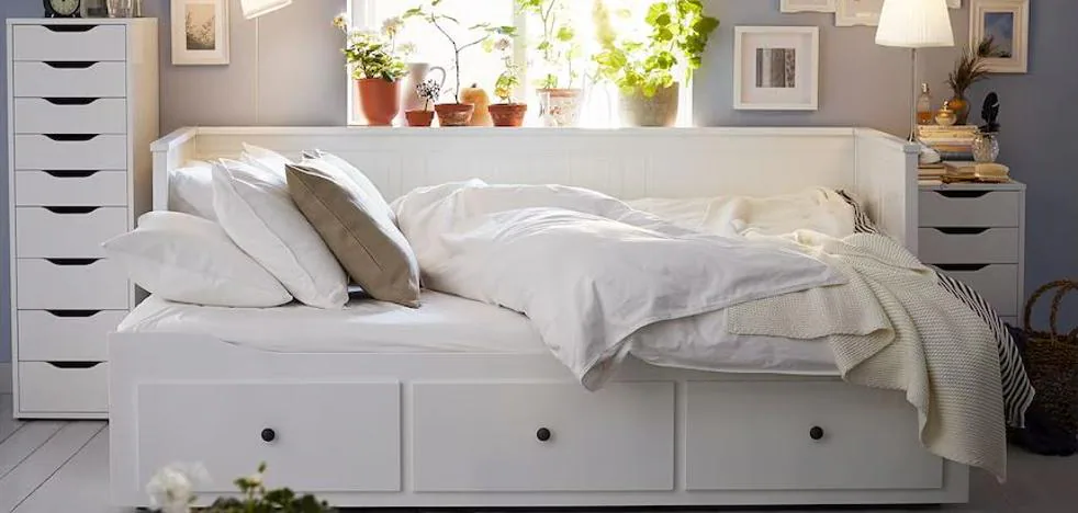 Sofá de día, cama de noche: el mueble con almacenaje más vendido de IKEA es este práctico y barato con que salón o más grandes | Mujer Hoy