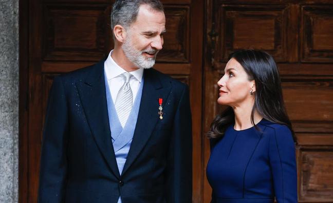 El look elegante y favorecedor de la reina Letizia: un vestido azul marino que hemos encontrado en Mango por menos de 30 euros en una versión más ponible