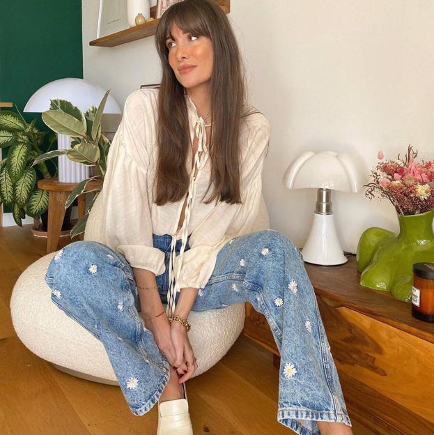 Te vas a enamorar de los bonitos vaqueros bordados con flores de Cortefiel que favorecen muchísimo y son perfectos para la primavera