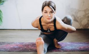 Marichyasana, la pose de yoga que abre las caderas, flexibiliza tu espalda y te relaja si estás estresada