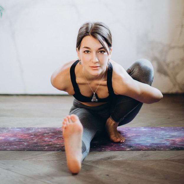 Marichyasana, la pose de yoga que abre las caderas, flexibiliza tu espalda y te relaja si estás estresada