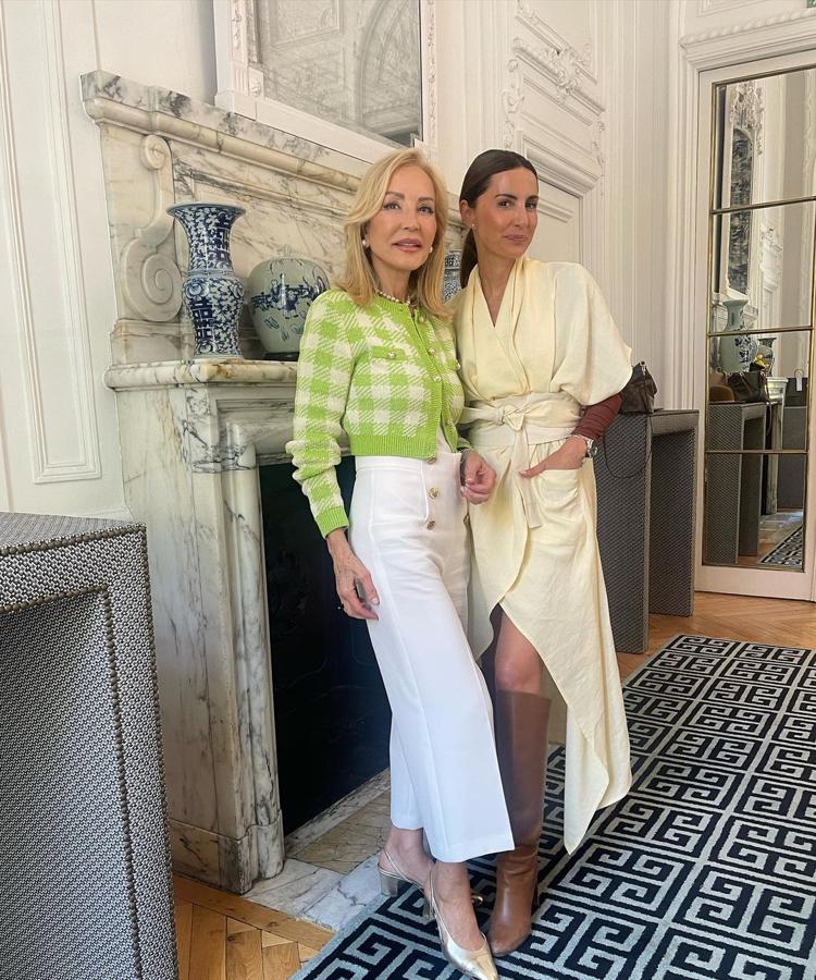 El truco efecto faja de los pantalones blancos de Carmen Lomana que estiliza y rejuvenece (y que está en el low cost)