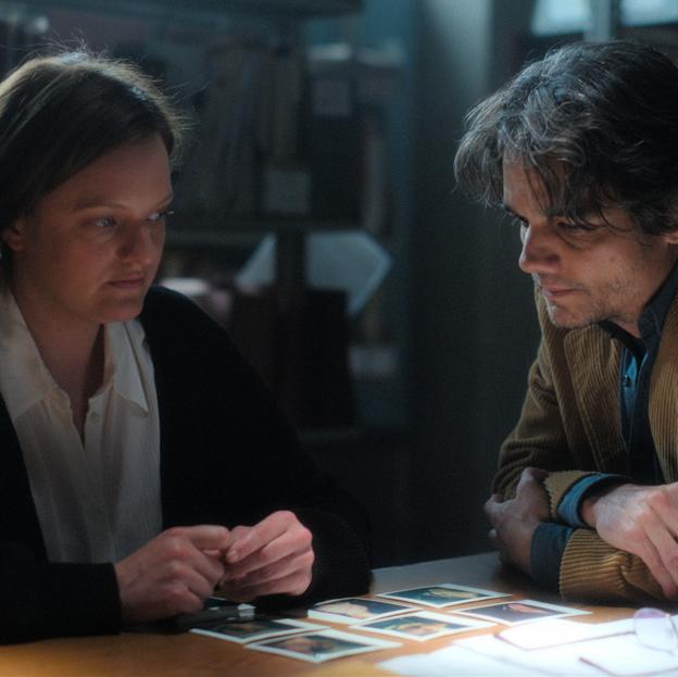 Elisabeth Moss y Wagner Moura en una imagen de Las Luminosas. 