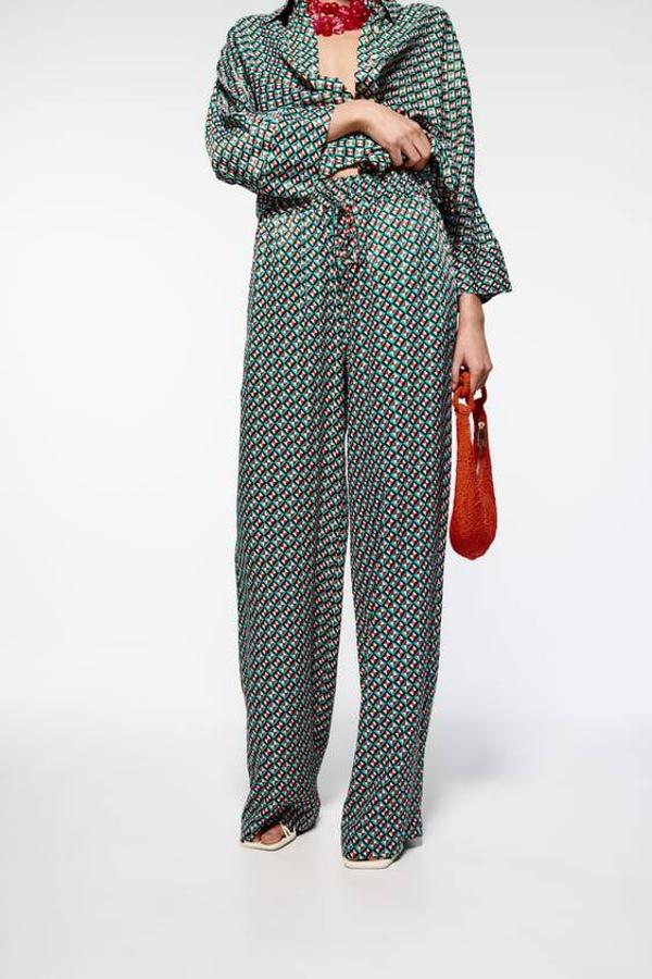 Los pantalones estampados más favorecedores y ponibles de la primavera: sientan genial y los puedes llevar a la oficina o el fin de semana