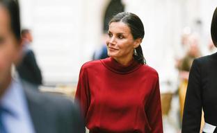 El espectacular vestido rojo de la reina Letizia es de Massimo Dutti y es perfecto para ser la invitada mejor vestida