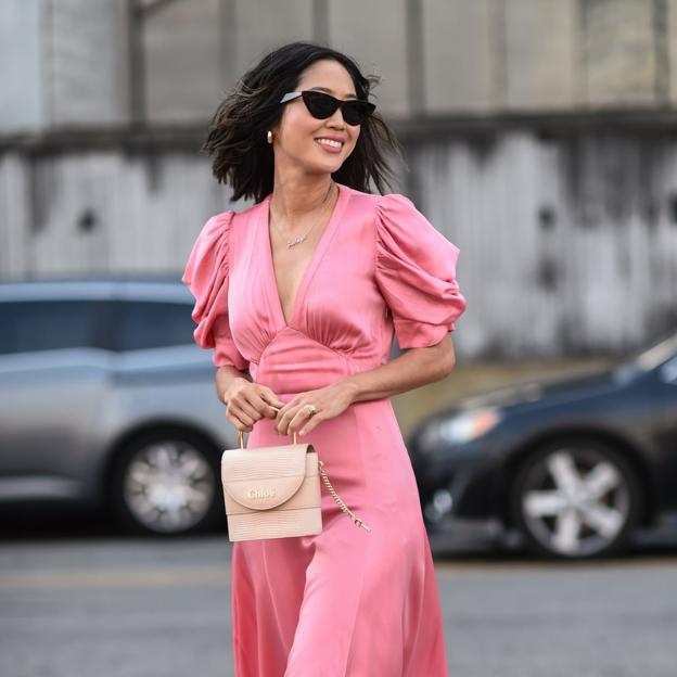 El vestido satinado de Oysho en dos colores que no descartamos para looks de invitada de bautizos y comuniones