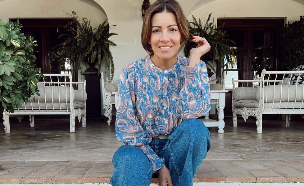 Blusa estampada, vaqueros y alpargatas: el look cómodo de Virginia Troconis que tienes que copiar en primavera y que rejuvenece al instante