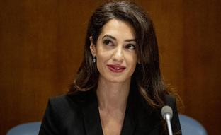 Tres looks de Amal Clooney o cómo ser un icono de estilo a los 40 con prendas que rejuvenecen y que están en el low cost