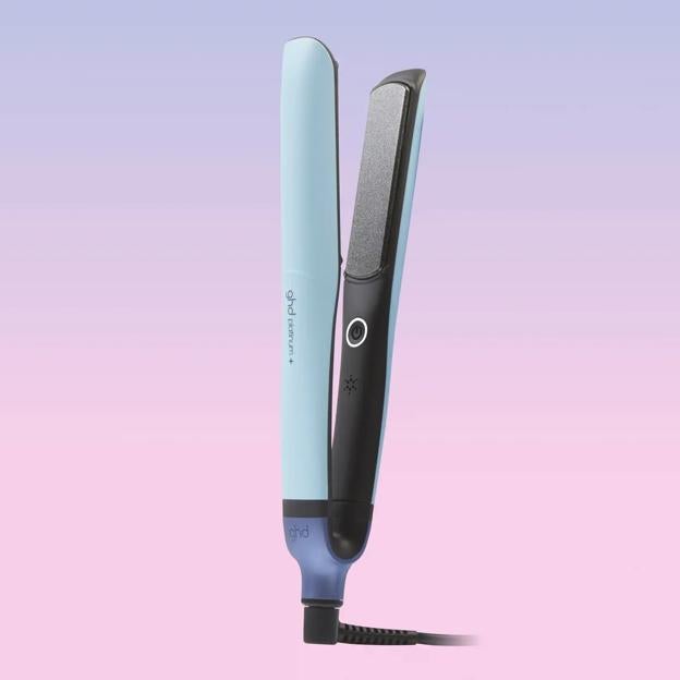 Plancha de pelo ghd platinum+ en edición limitada en un irresistible azul pastel con detalles lila metalizado. (299 euros)