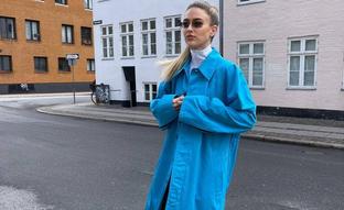 Tienes que fichar la gabardina efecto piel azul que arrasa en el street style, parece de lujo y puedes comprar a precio asequible, con la que derrocharás estilo