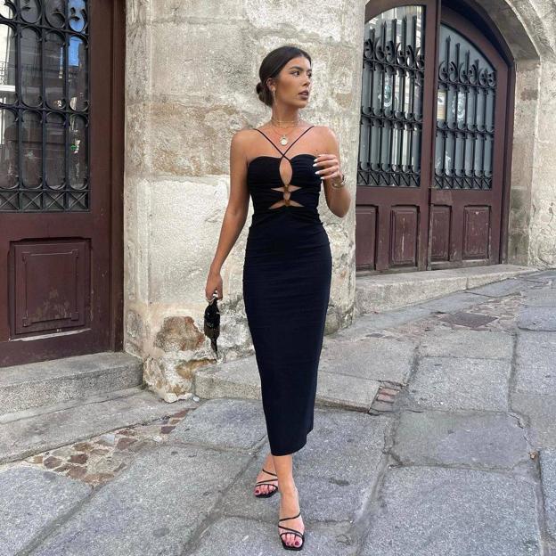 Las influencers confirman que este es el vestido negro más elegante de la temporada con el que presumirás de tipazo