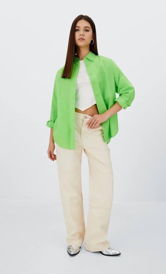 Camisas, vestidos, faldas, pantalones: el verde sigue siendo el color tendencia de la primavera y con estas prendas low cost lo vas a llevar en looks super favorecedores