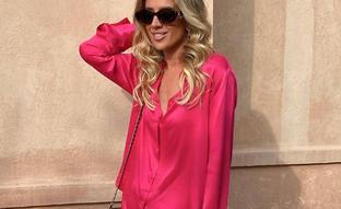 El look más favorecedor que triunfa en el street style con el que rejuvenecer a los 50 es en color rosa fucsia, palabra de influencer