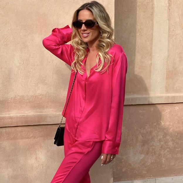 El look más favorecedor que triunfa en el street style con el que rejuvenecer a los 50 es en color rosa fucsia, palabra de influencer