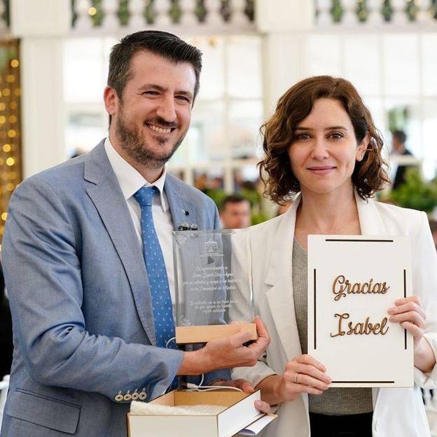 El vestido de Zara de 25 euros de Isabel Díaz Ayuso que estiliza muchísimo y es perfecto para un look de oficina